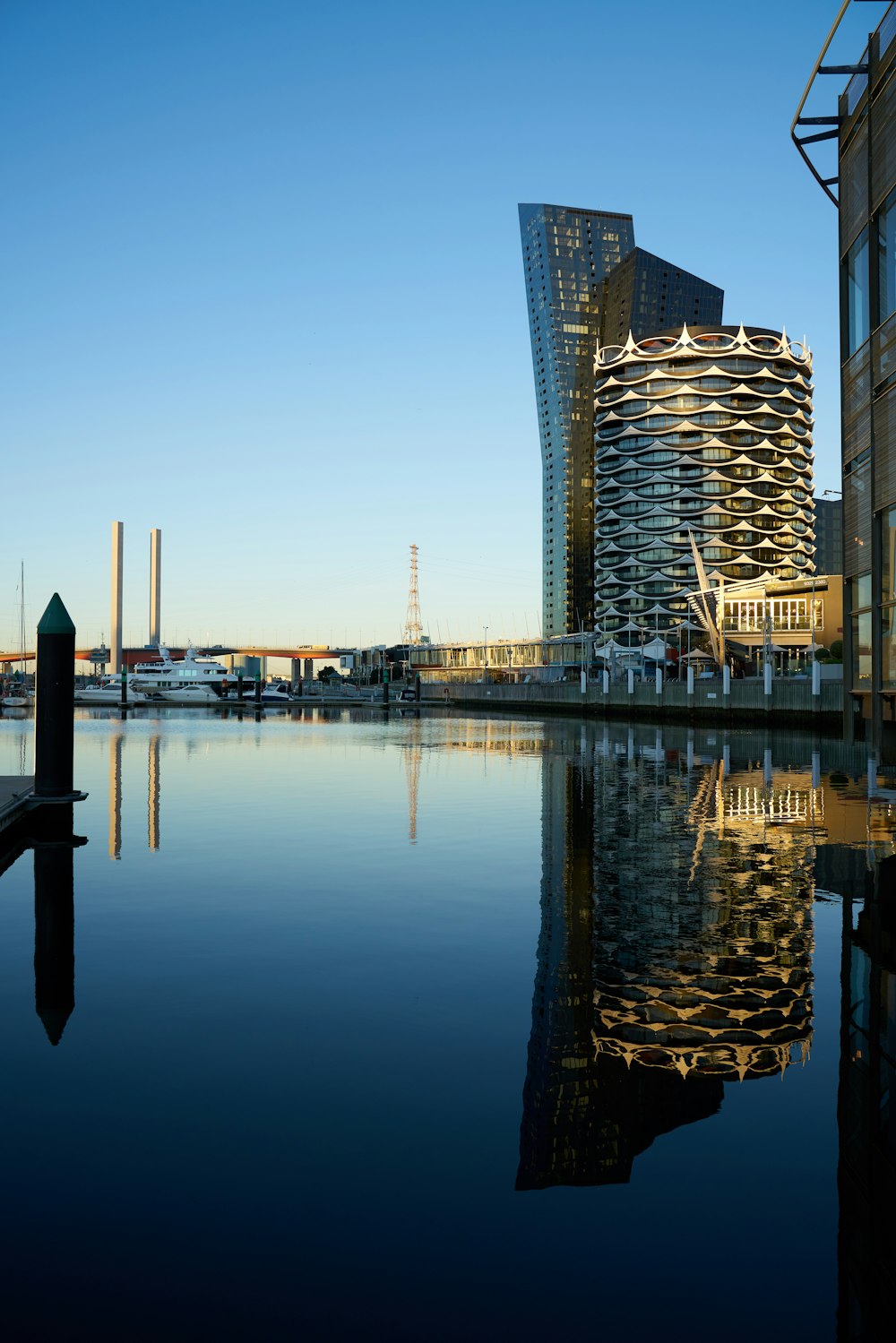 Photographie symétrique d’un bâtiment cylindrique