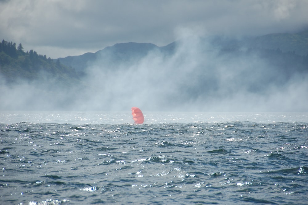 balão navegando no corpo d'água