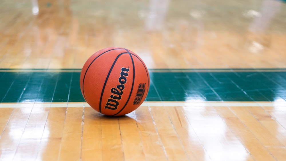 Ballon de basket Wilson au sol