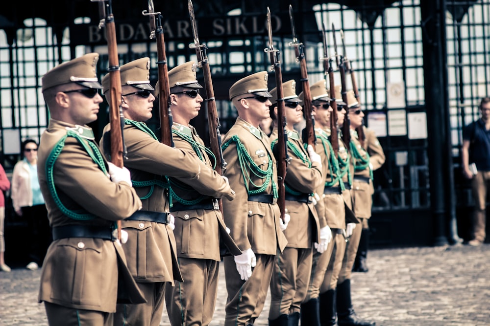 Hombres con armas de fuego