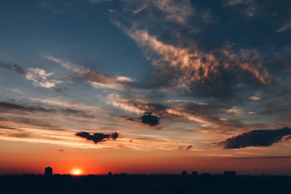 Silhouette von Bäumen auf offenem Feld bei Sonnenuntergang