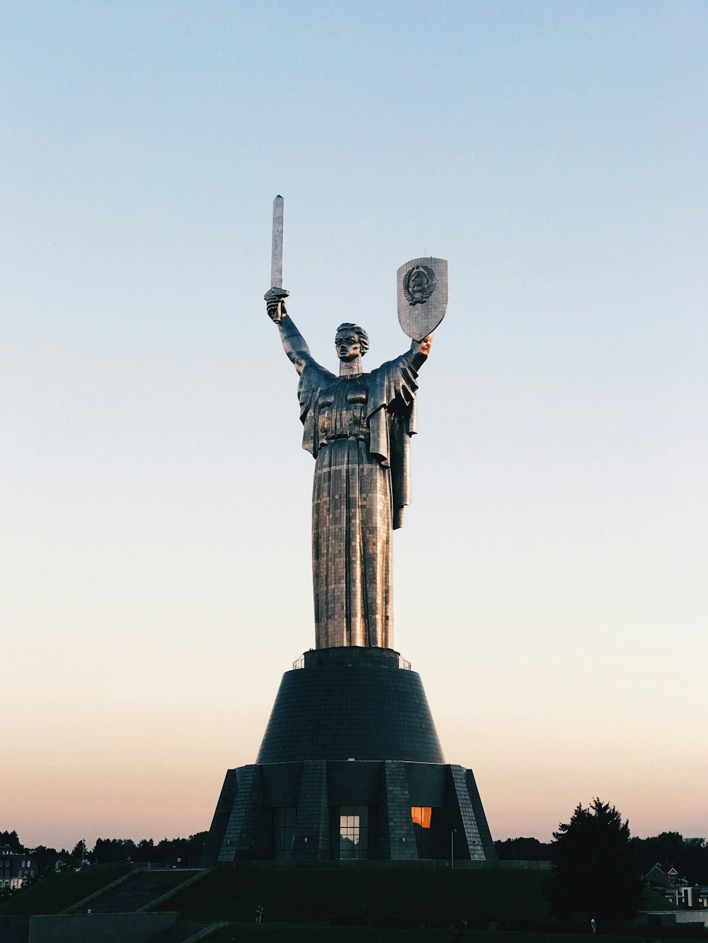 Vista da estátua com soldado e escudo