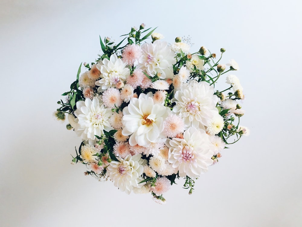 flores de dália branca e rosa em buquê de flores 사진 – Unsplash의 무료 꽃 이미지