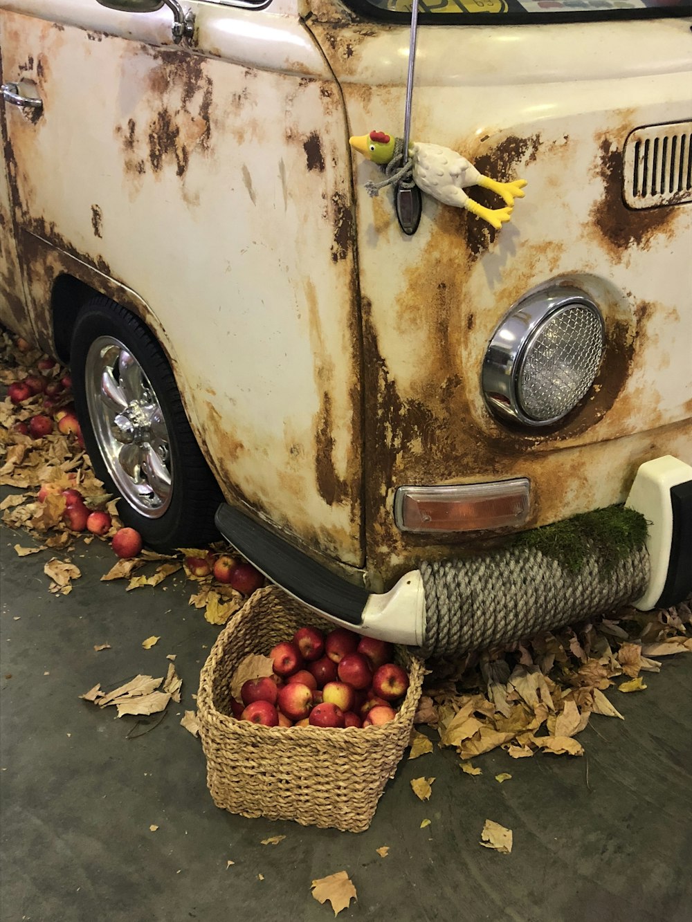 mele in cesto intrecciato marrone sotto furgone bianco