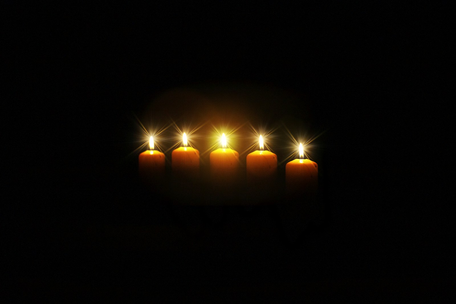 Canon EOS 100D (EOS Rebel SL1 / EOS Kiss X7) + Canon EF 40mm F2.8 STM sample photo. Lighted candles e photography