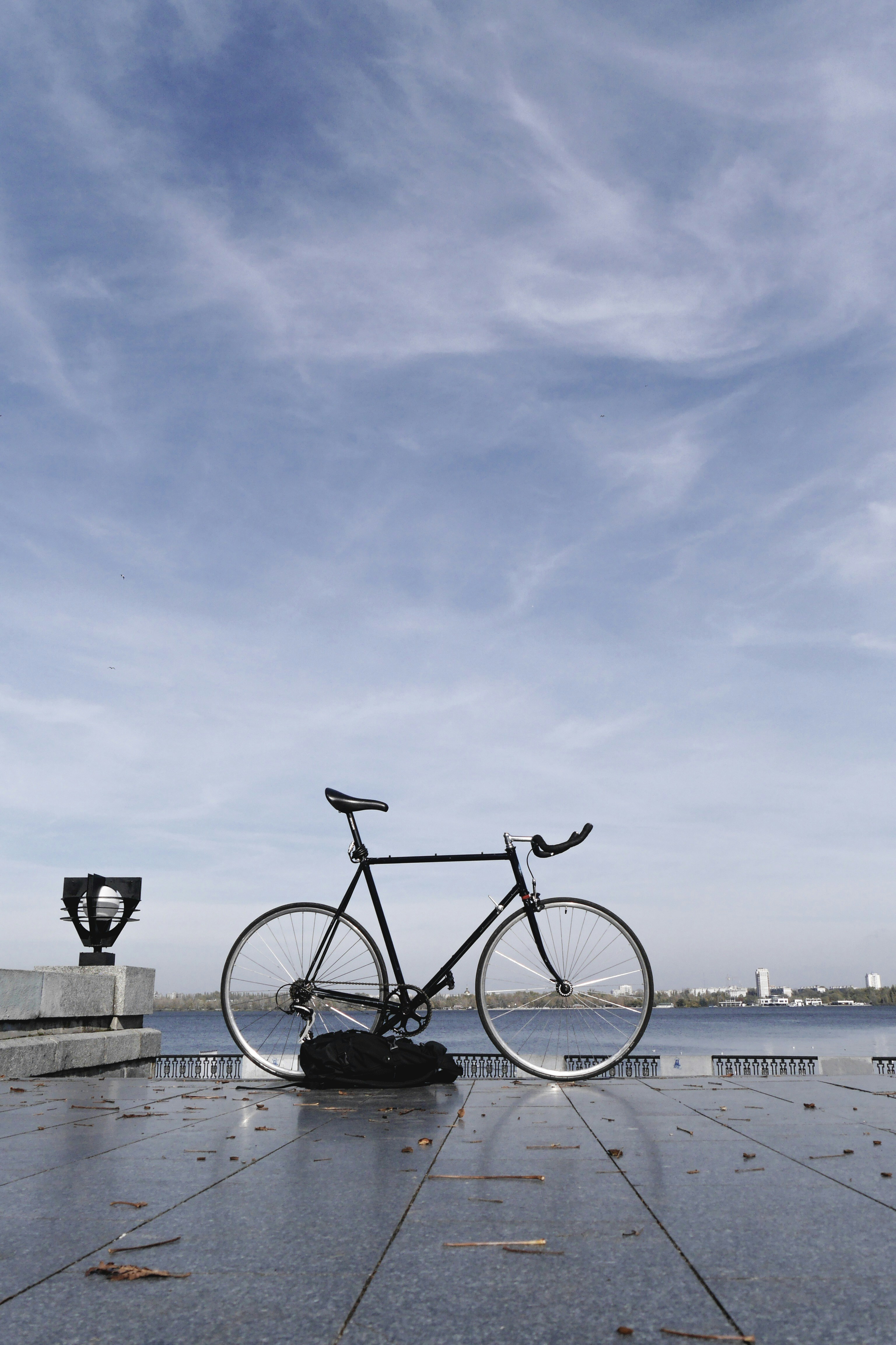 Mochila negra cerca de bicicleta negra
