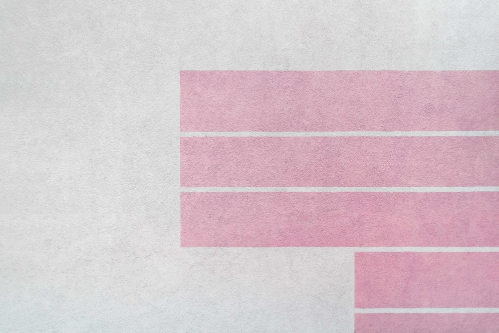 Un dipinto astratto rosa e bianco con linee orizzontali