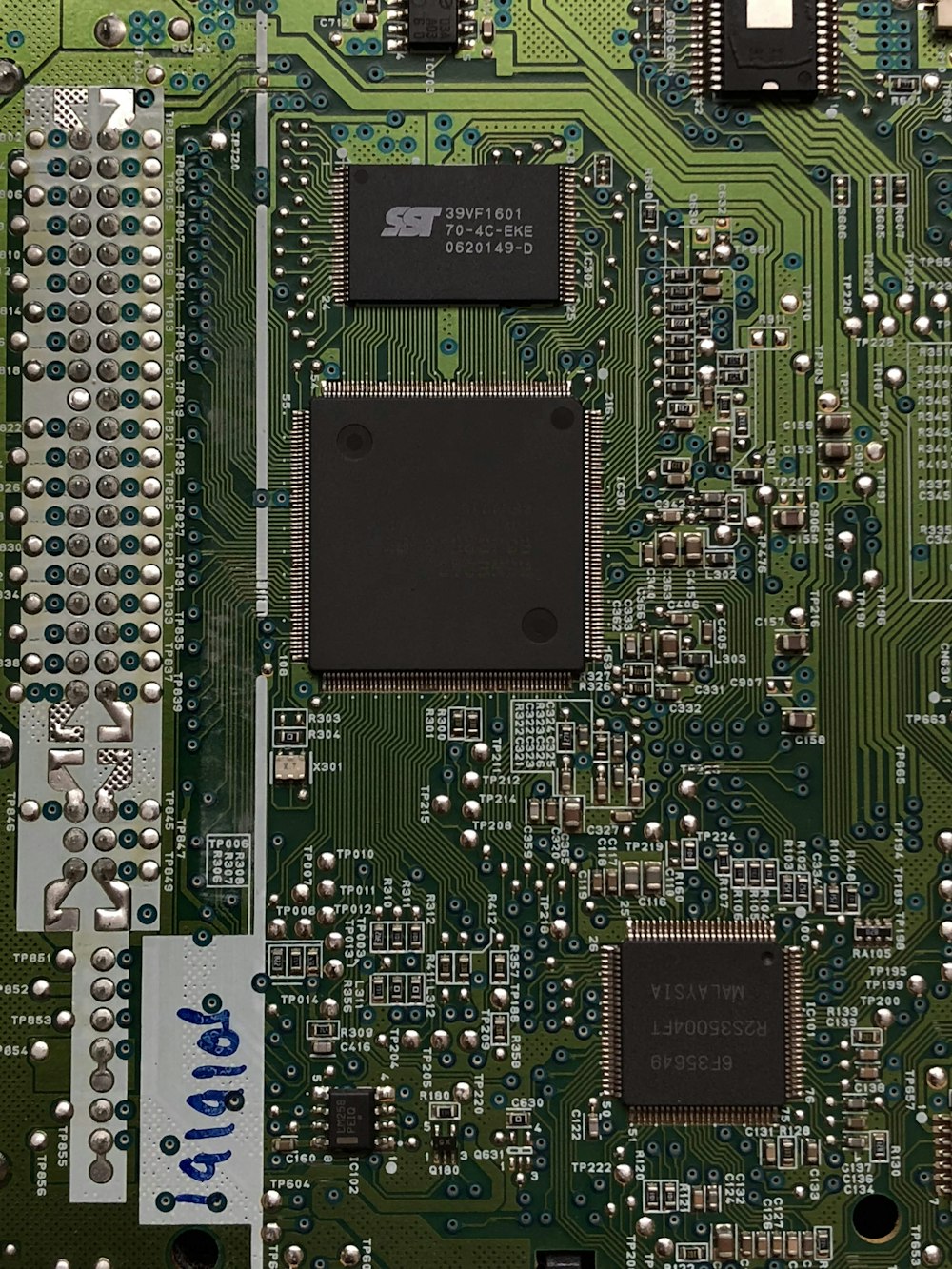 trois circuits intégrés noirs attachés sur une carte PCB verte