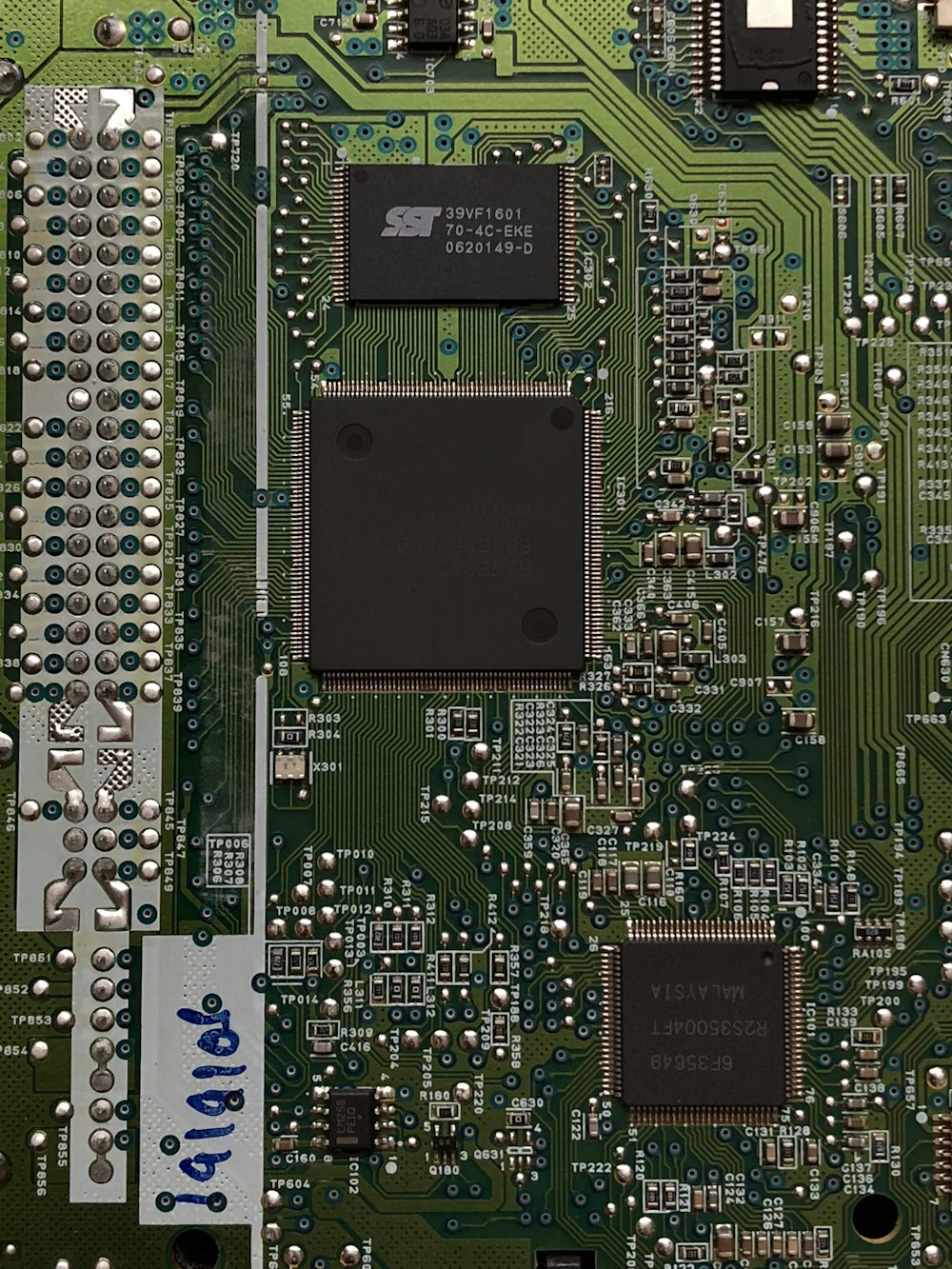 녹색 PCB 보드에 부착된 3개의 검은색 IC