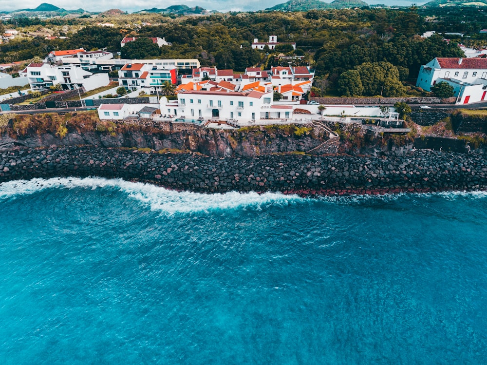 Foto aérea de casas cerca del océano durante el día