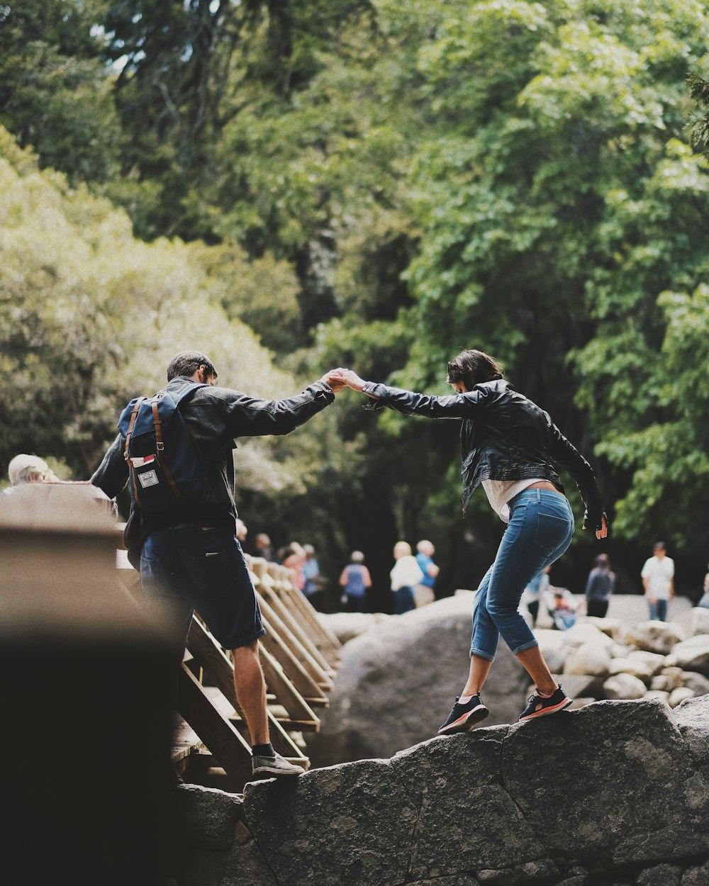Hombre y mujer de pie sobre la roca