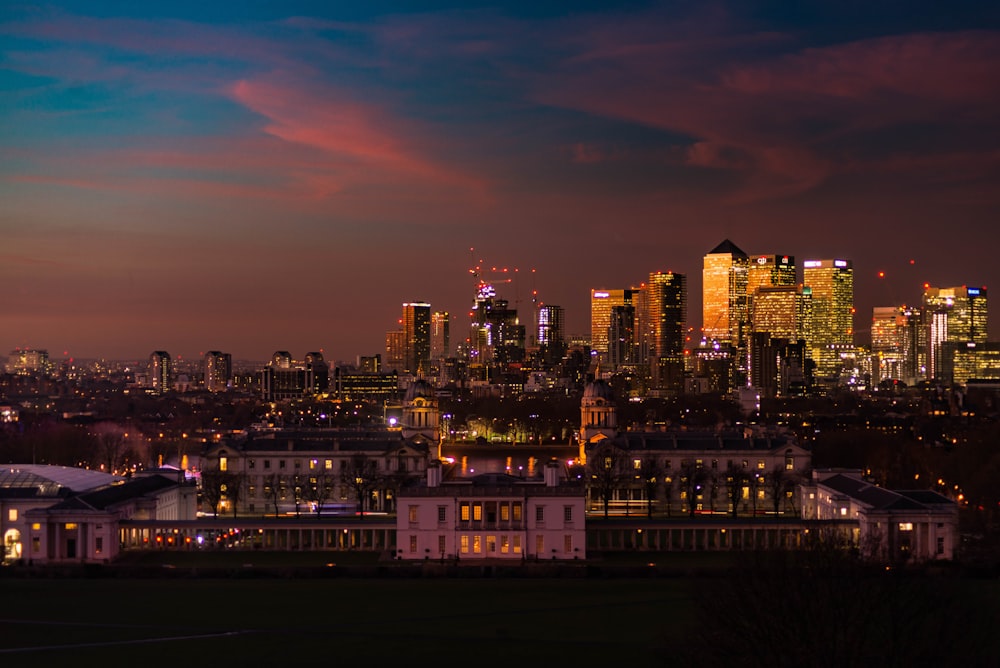 Skyline de la ville illuminée