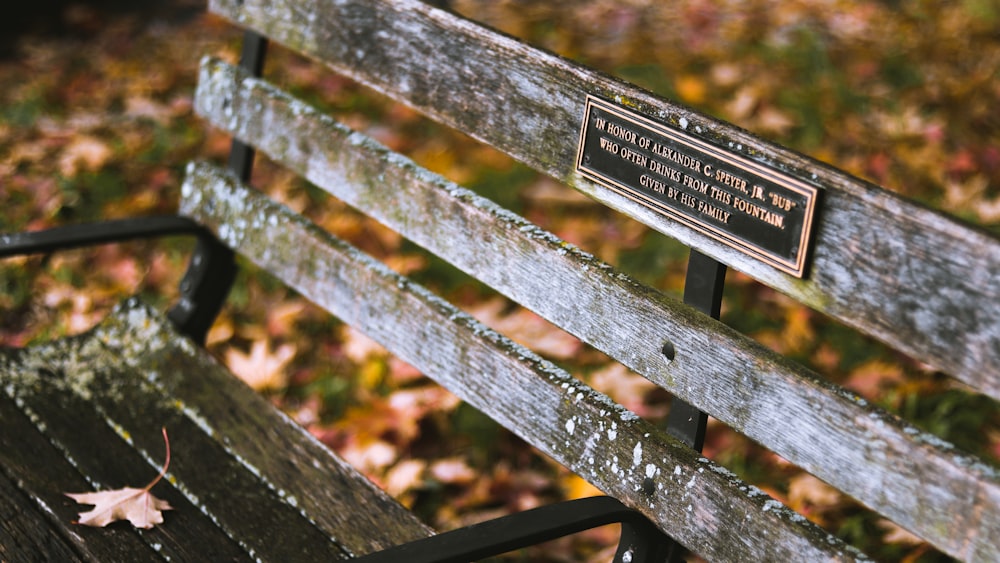 Chaise banc en bois marron avec signalétique