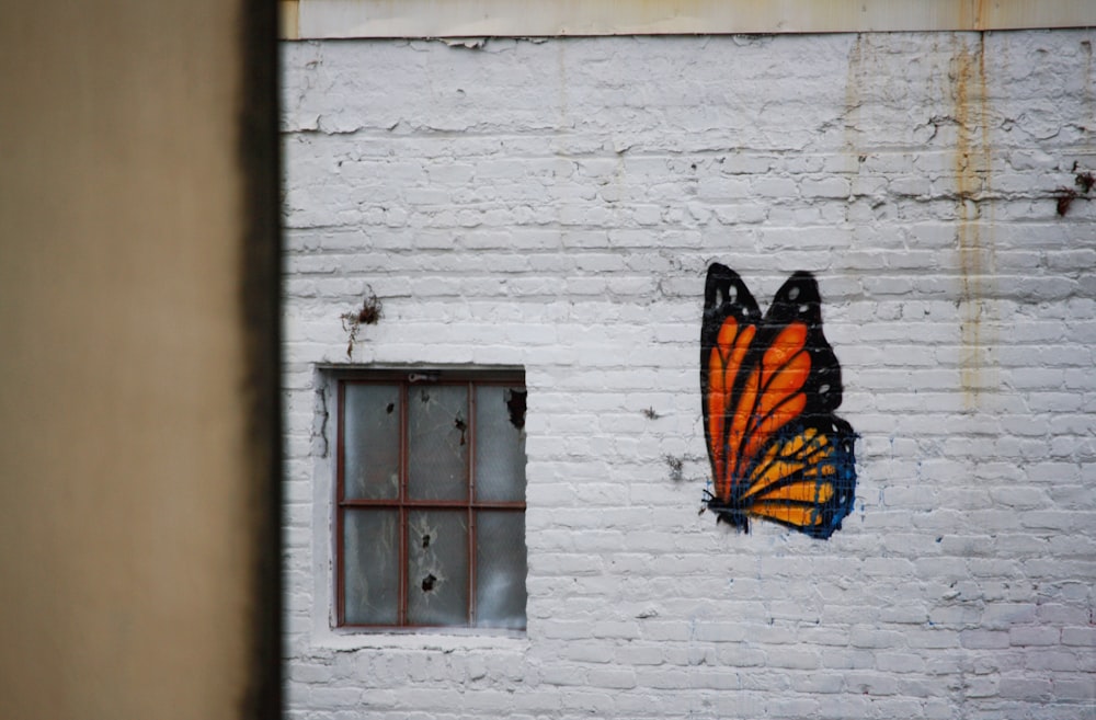 orangefarbenes und schwarzes Schmetterlings-Graffiti