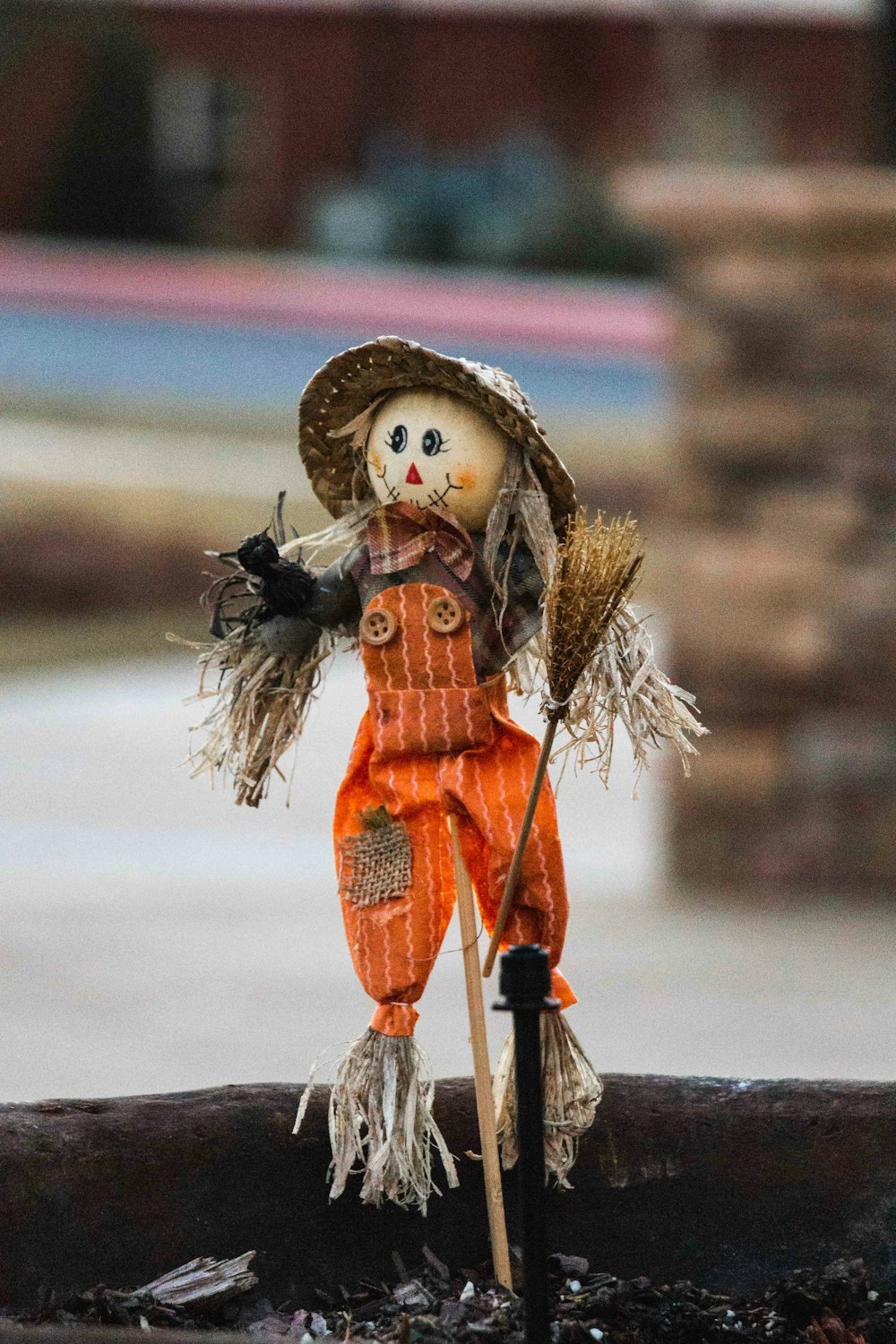 scarecrow selective focus photography