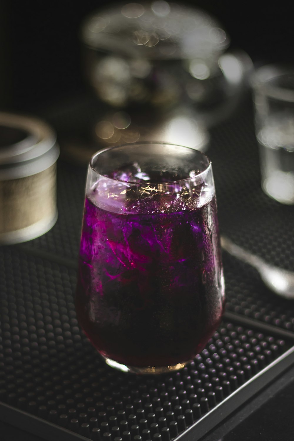 Photographie sélective de la mise au point d’un verre à boire rempli