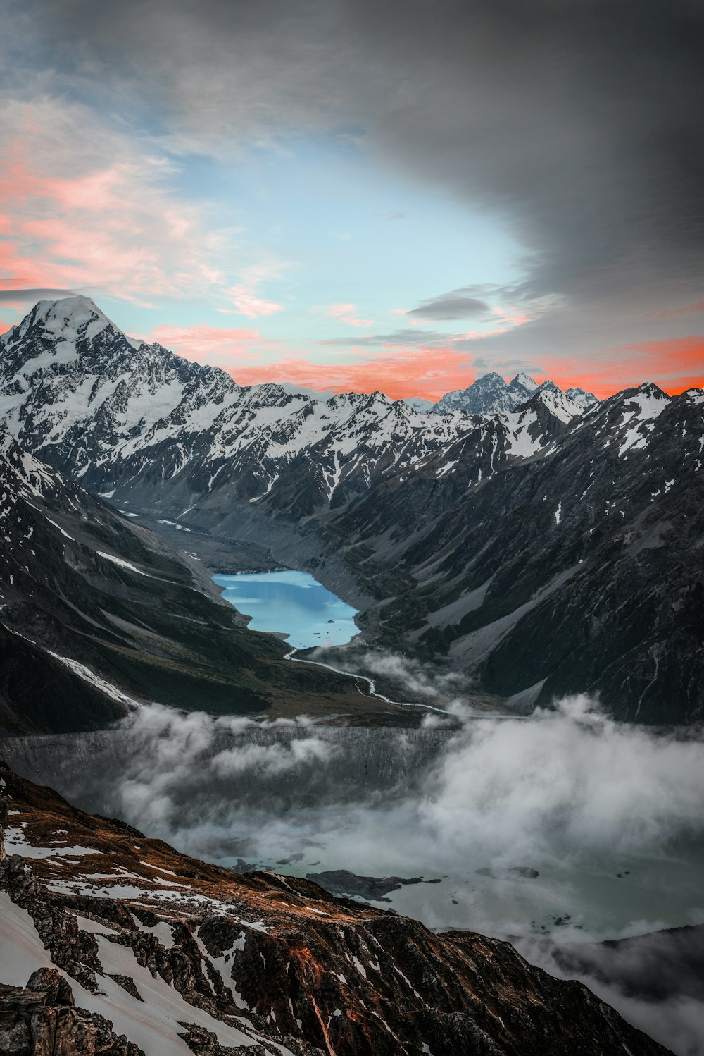 Montagna rocciosa coperta di neve