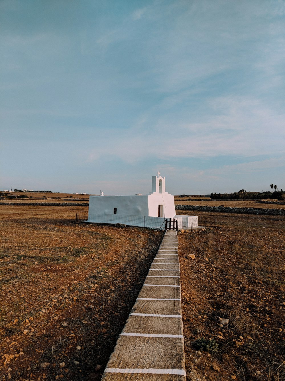 Chiesa in cemento bianco sotto il cielo blu