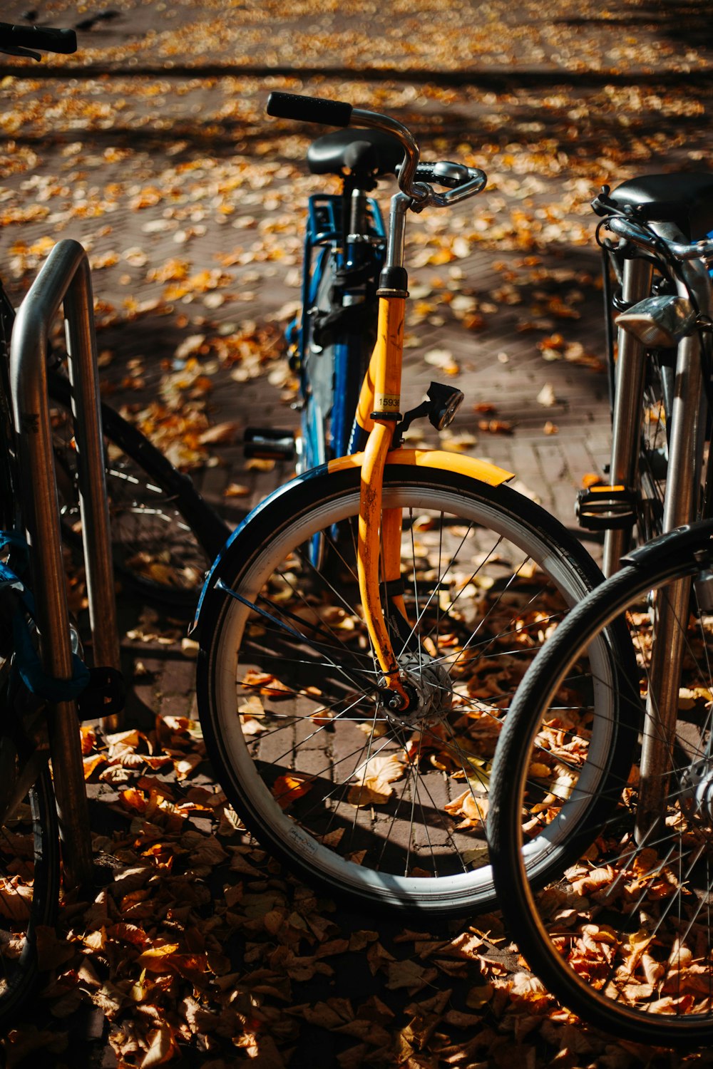 vélo tout suspendu jaune et bleu pendant la journée