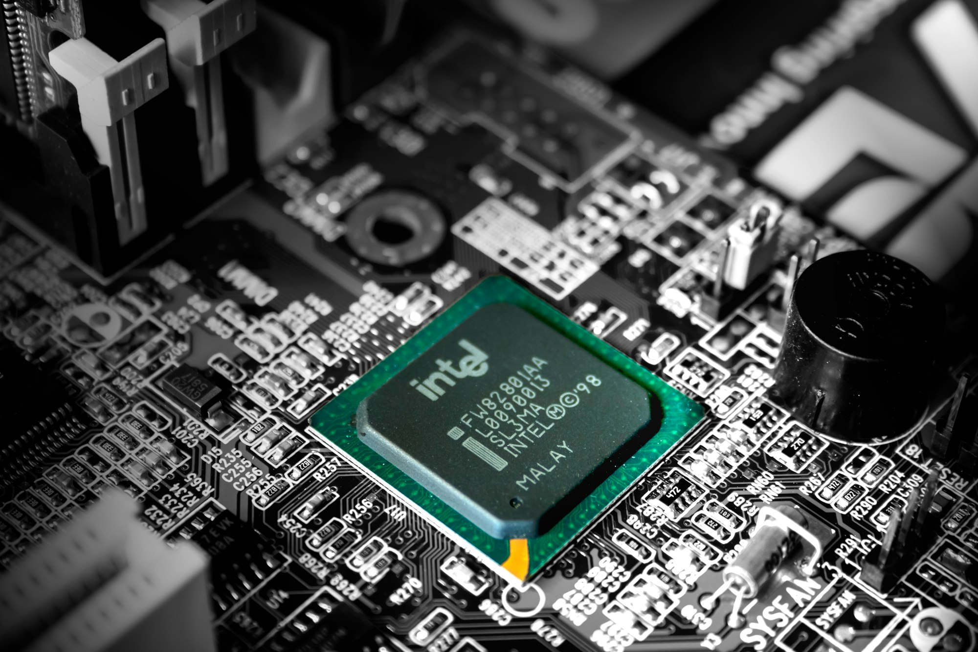 Обнаружена новая масштабная уязвимость в системе безопасности процессоров Intel
