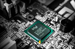 Intel's Q3 2023 Report Preview: Analysts Cautiously Optimistic Amidst Improved Dynamics