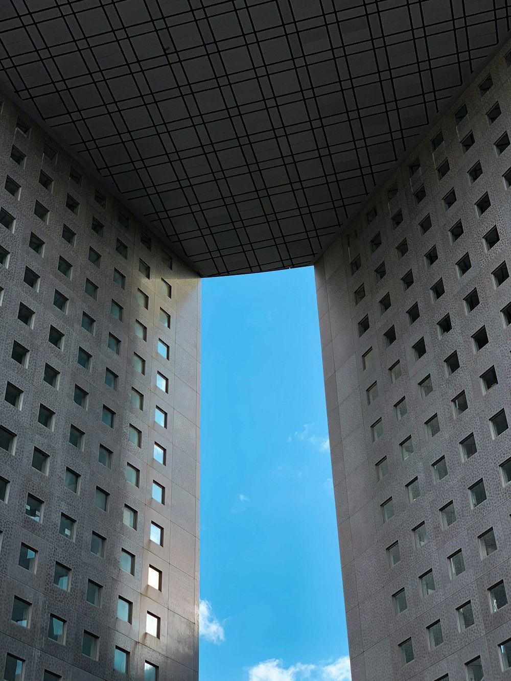 회색 콘크리트 건물의 로우 앵글 사진