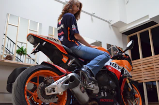 A customer receiving expert advice from a Potência Moto Peças specialist in a modern, clean store environment.