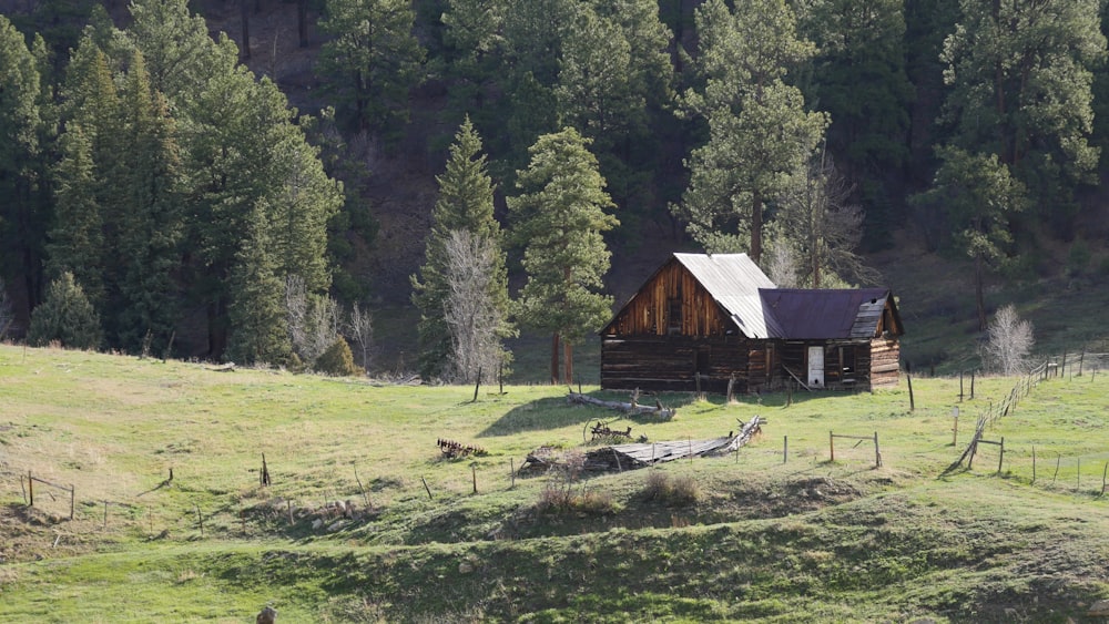 Casa marrón cerca de la montaña