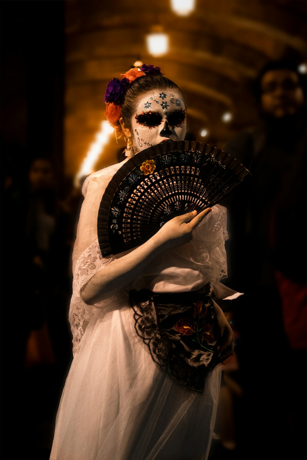 mulher com maquiagem de rosto de Santa Muerte