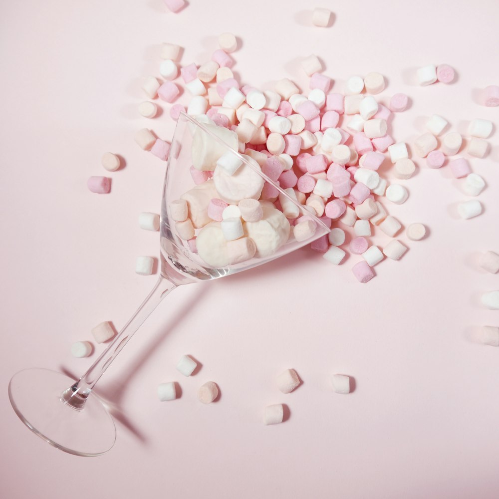 Marshmallows derramados em vidro de martini