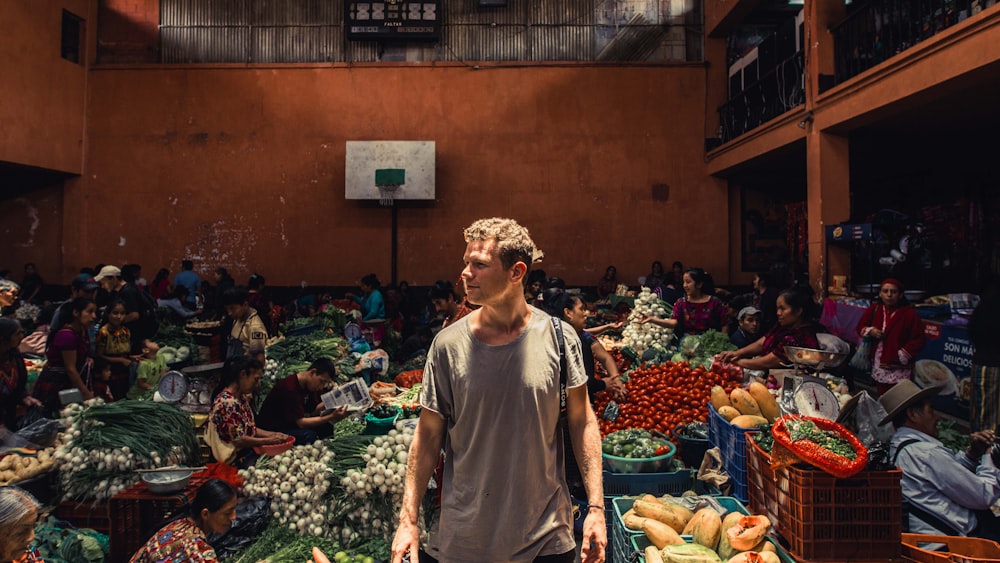 homem na camiseta cinza de gola alta no mercado