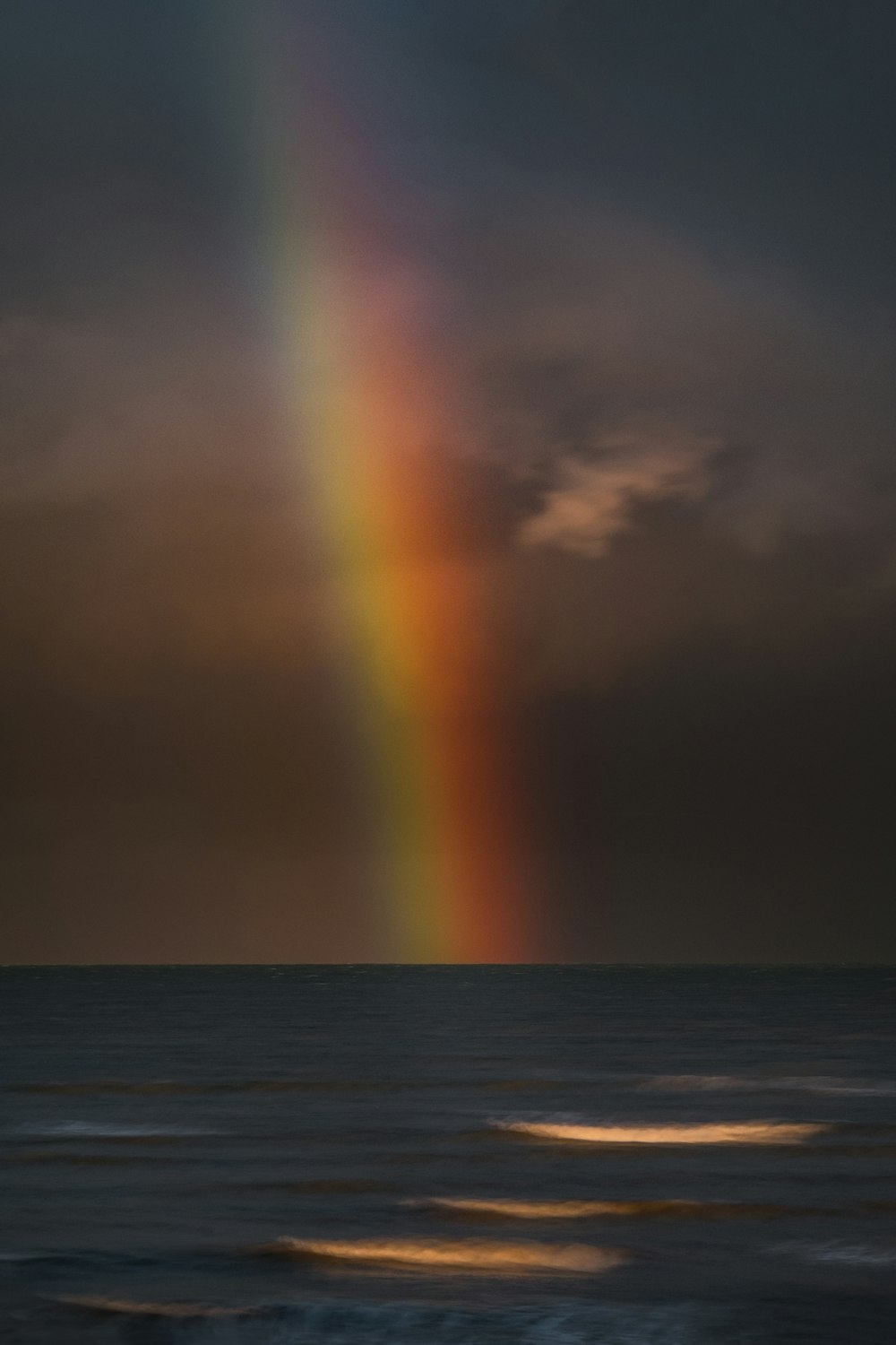arco-íris no céu acima do mar