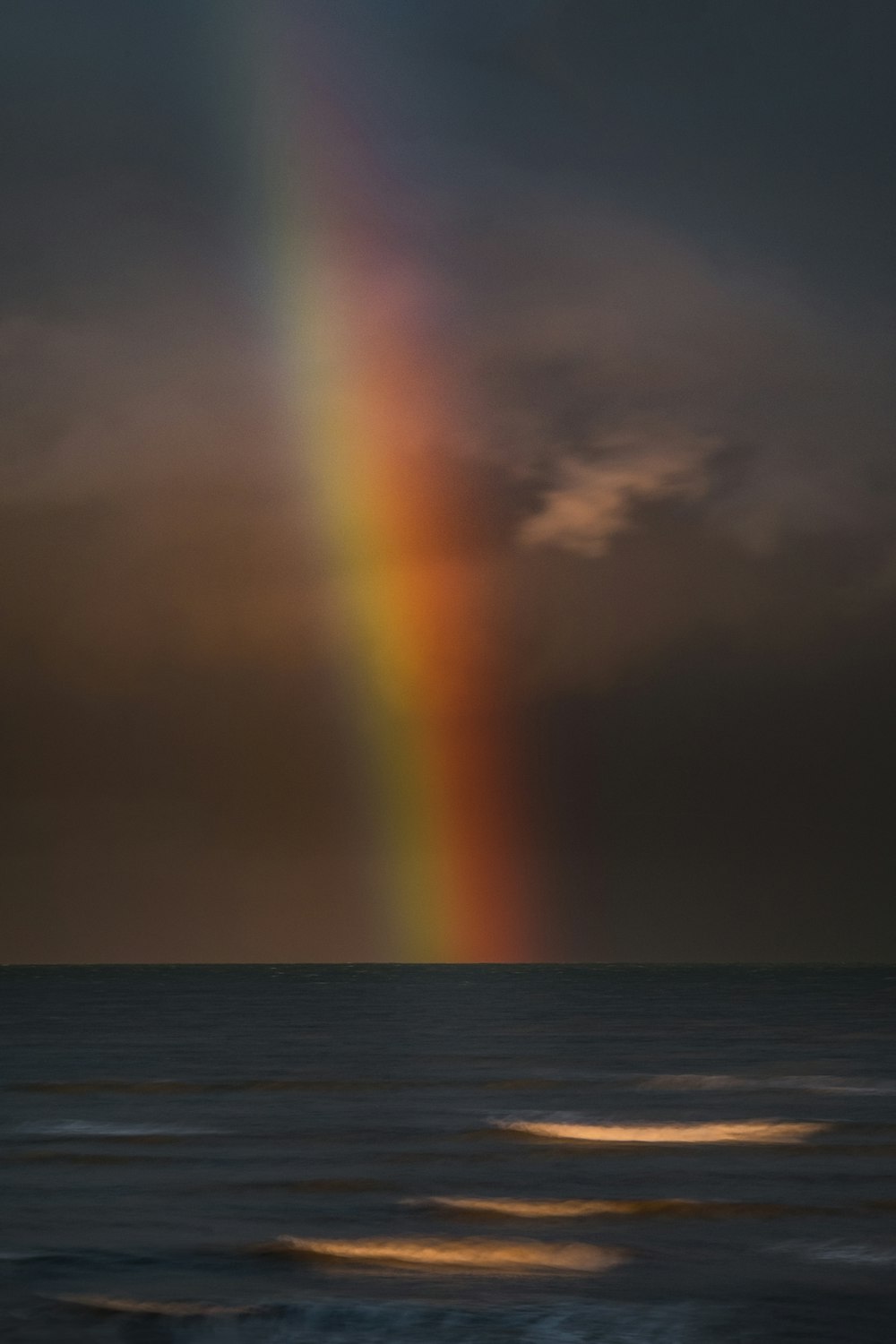 arco iris en el cielo sobre el mar