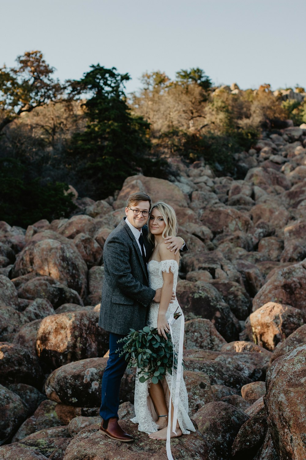 Homem e mulher de pé sobre as rochas