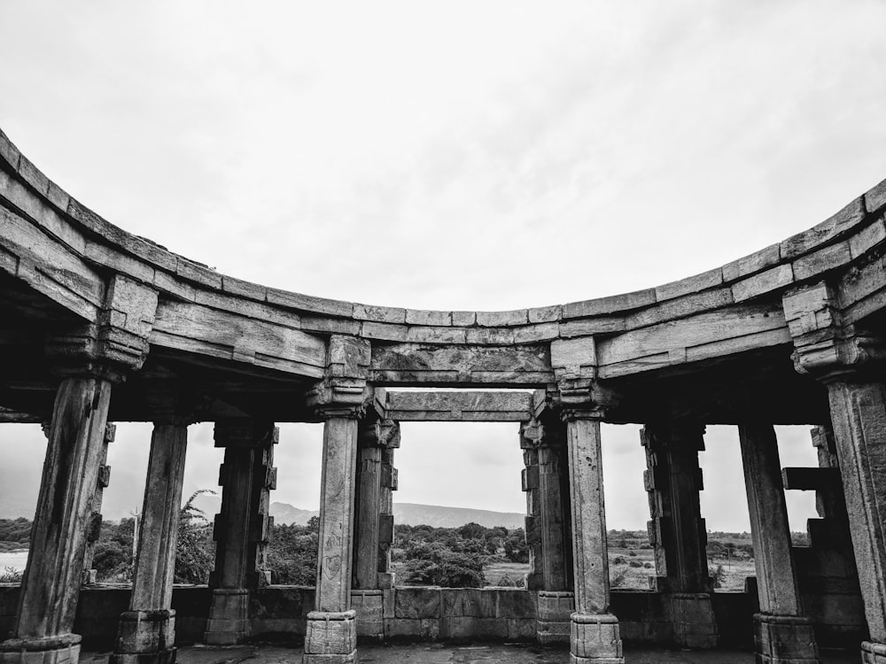 Photo en niveaux de gris des ruines