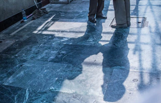 Icon of a sparkling mop and bucket symbolizing deep cleaning.