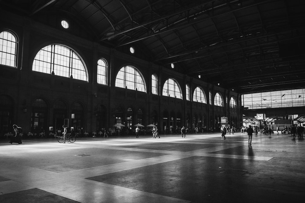 Photographie en niveaux de gris de personnes dans le bâtiment