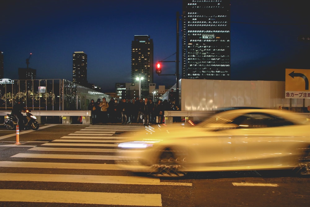 Zeitrafferfotografie eines weißen Fahrzeugs auf der Straße während der Nacht