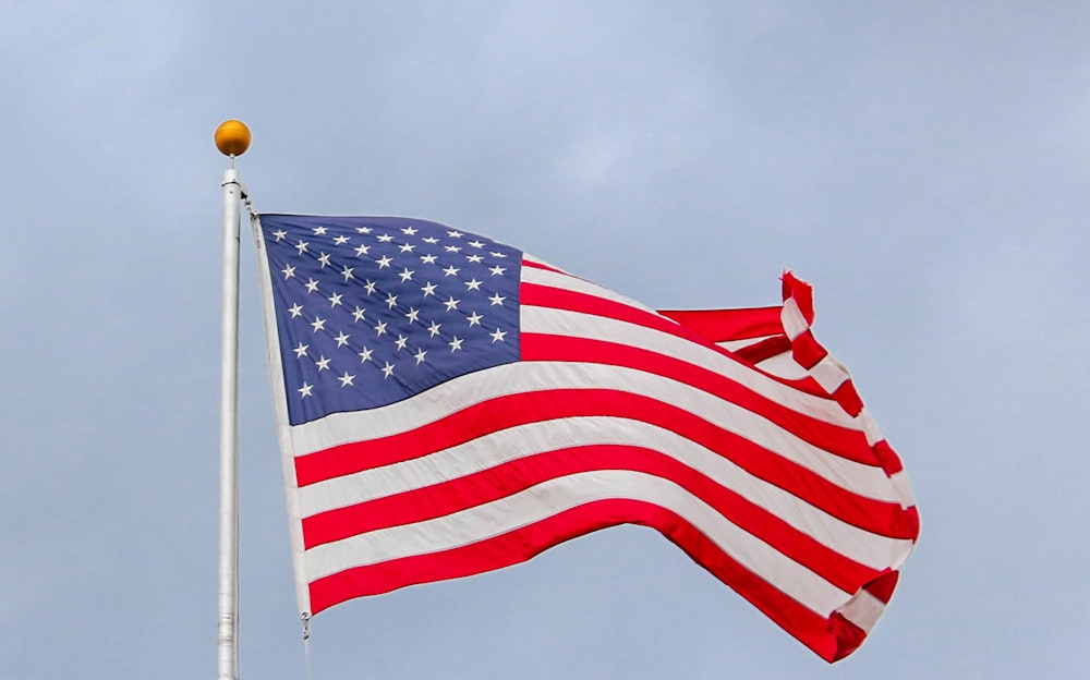 schwenkende US-Flagge an Mast