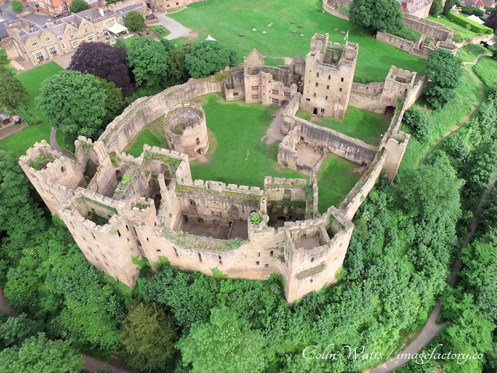 Fotografia de baixo ângulo do castelo cinza durante o dia