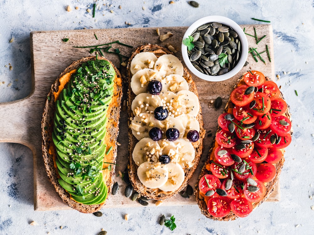 frutas e vegetais variados em tábua de cortar madeira marrom