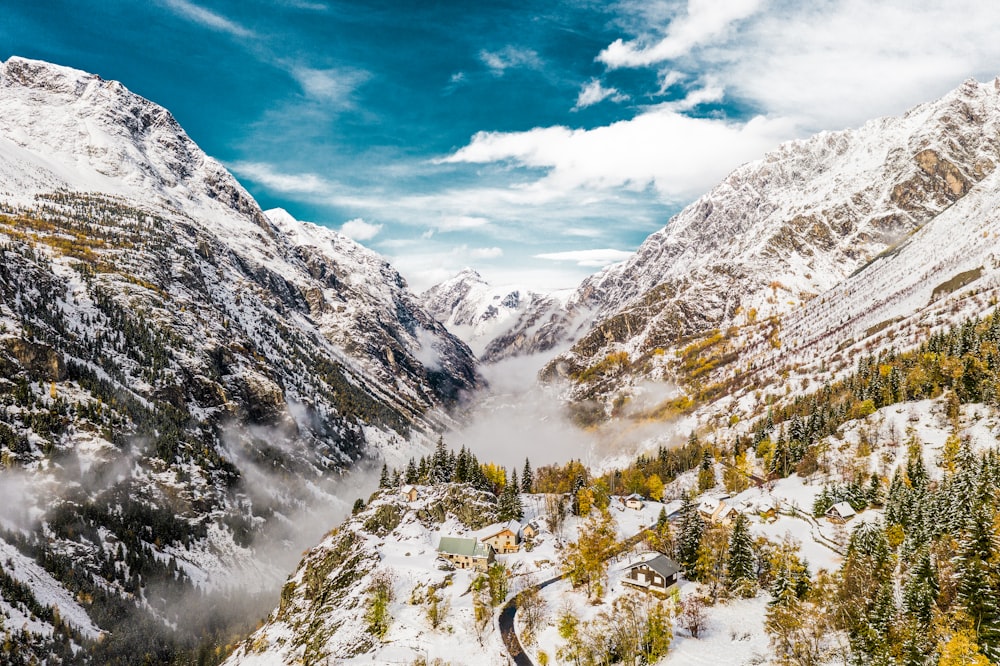 Schneebedeckter Berg tagsüber