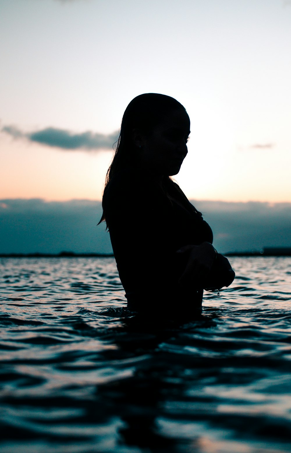 水面に浮かぶ女性のシルエット