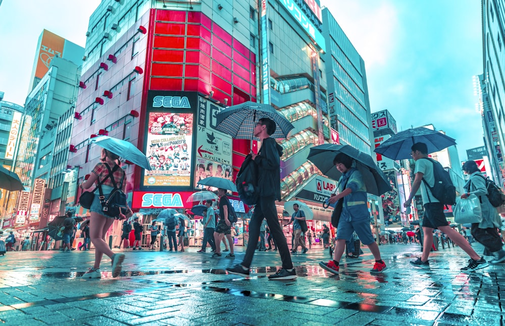 거리를 걷는 동안 우산을 들고 있는 사람들