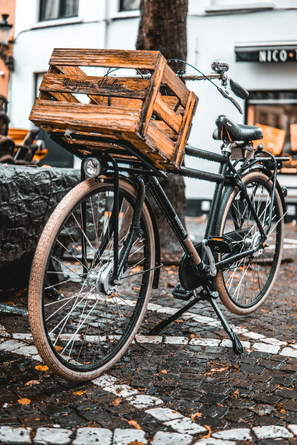 Caja de madera marrón en bicicleta