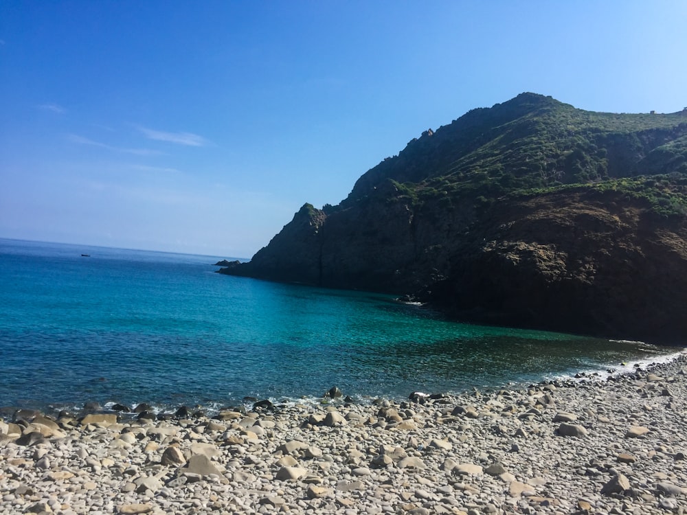 corpo de água sob o céu azul