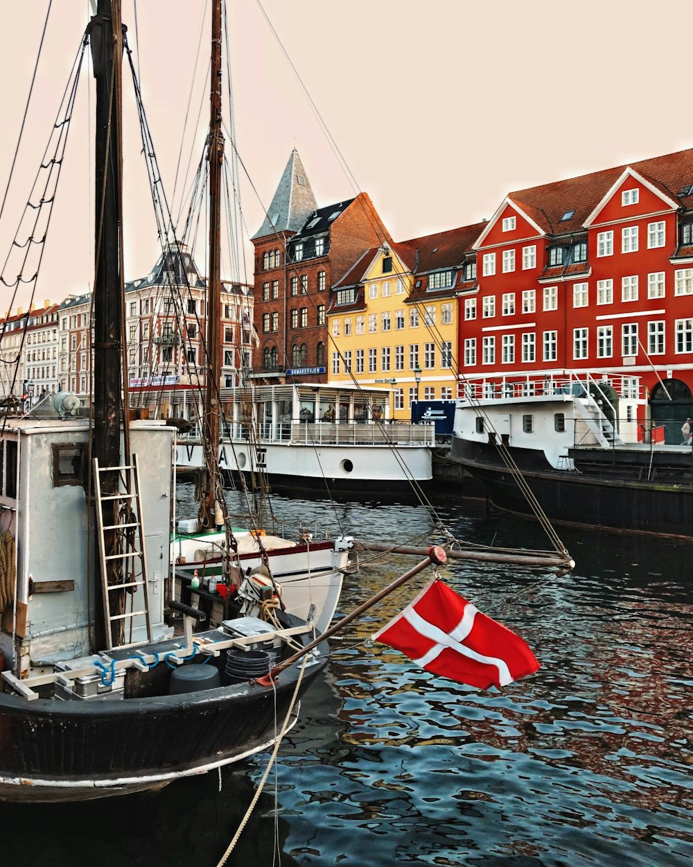 weißes und schwarzes Boot in der Nähe des Docks