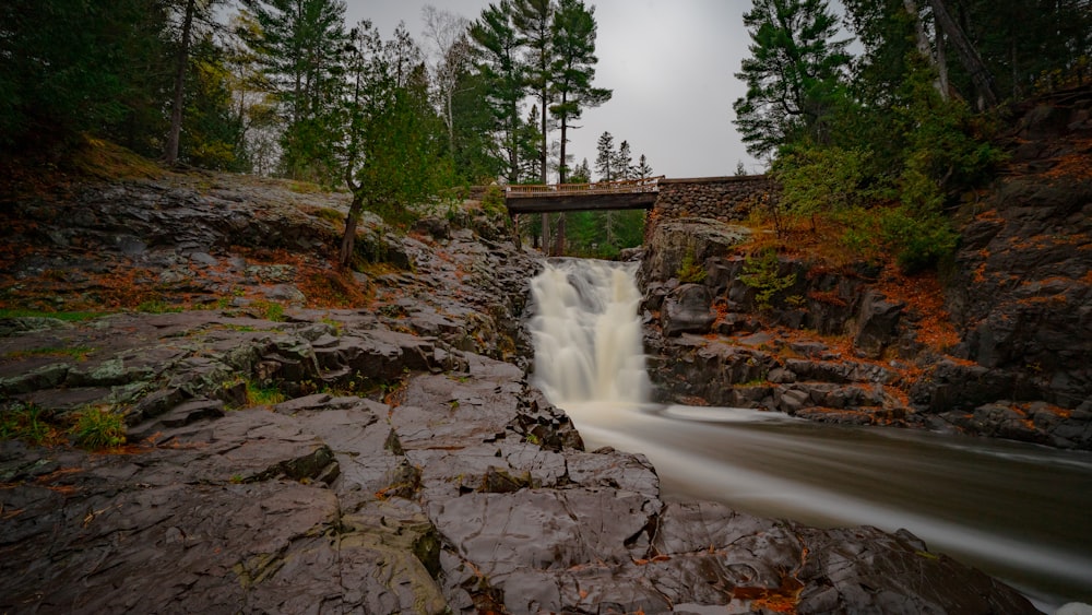 Brücke über Wasserfälle bei Tag