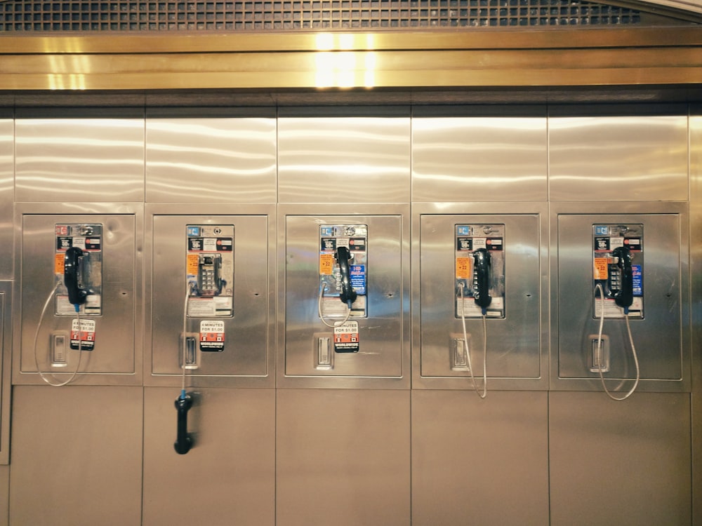 Vista de cinco teléfonos públicos