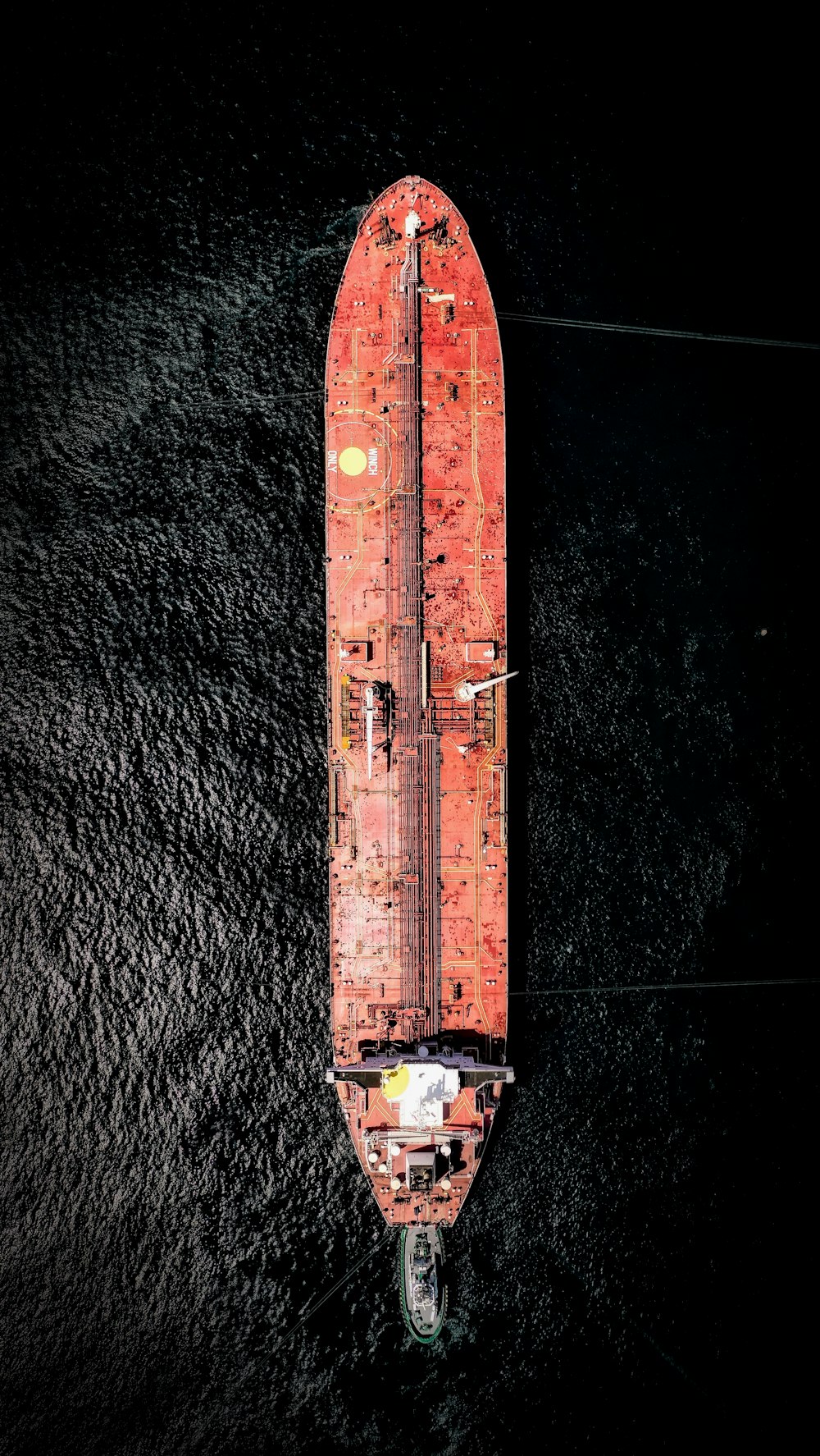 Luftaufnahme eines orangefarbenen Frachtschiffs auf See